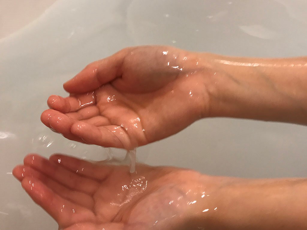 LCローションバストロケアウを試す元鈴木さんの手の画像