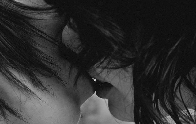 キスする男女