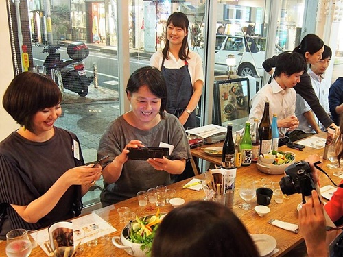 Pop-Upで仲良くなる人たち