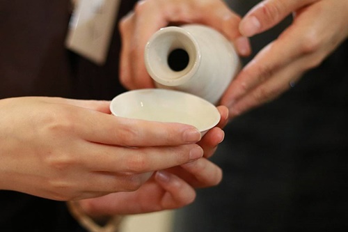 和やかな雰囲気で日本酒を堪能画像