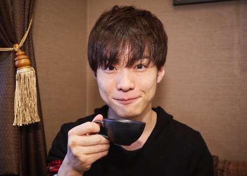 お茶を飲む一徹