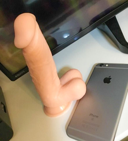 机に置かれたディルドの画像