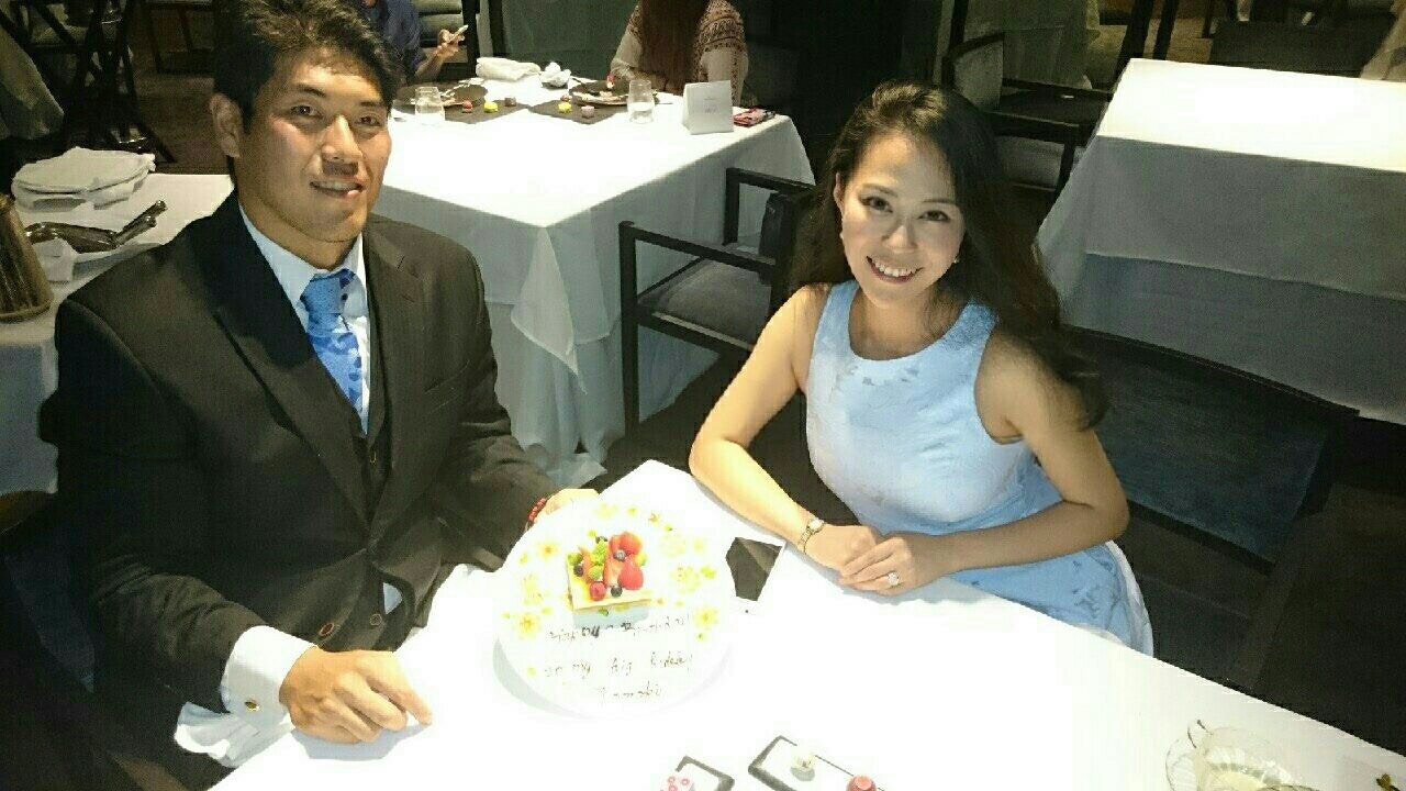 元鈴木さんとゴリラが食事をしている画像