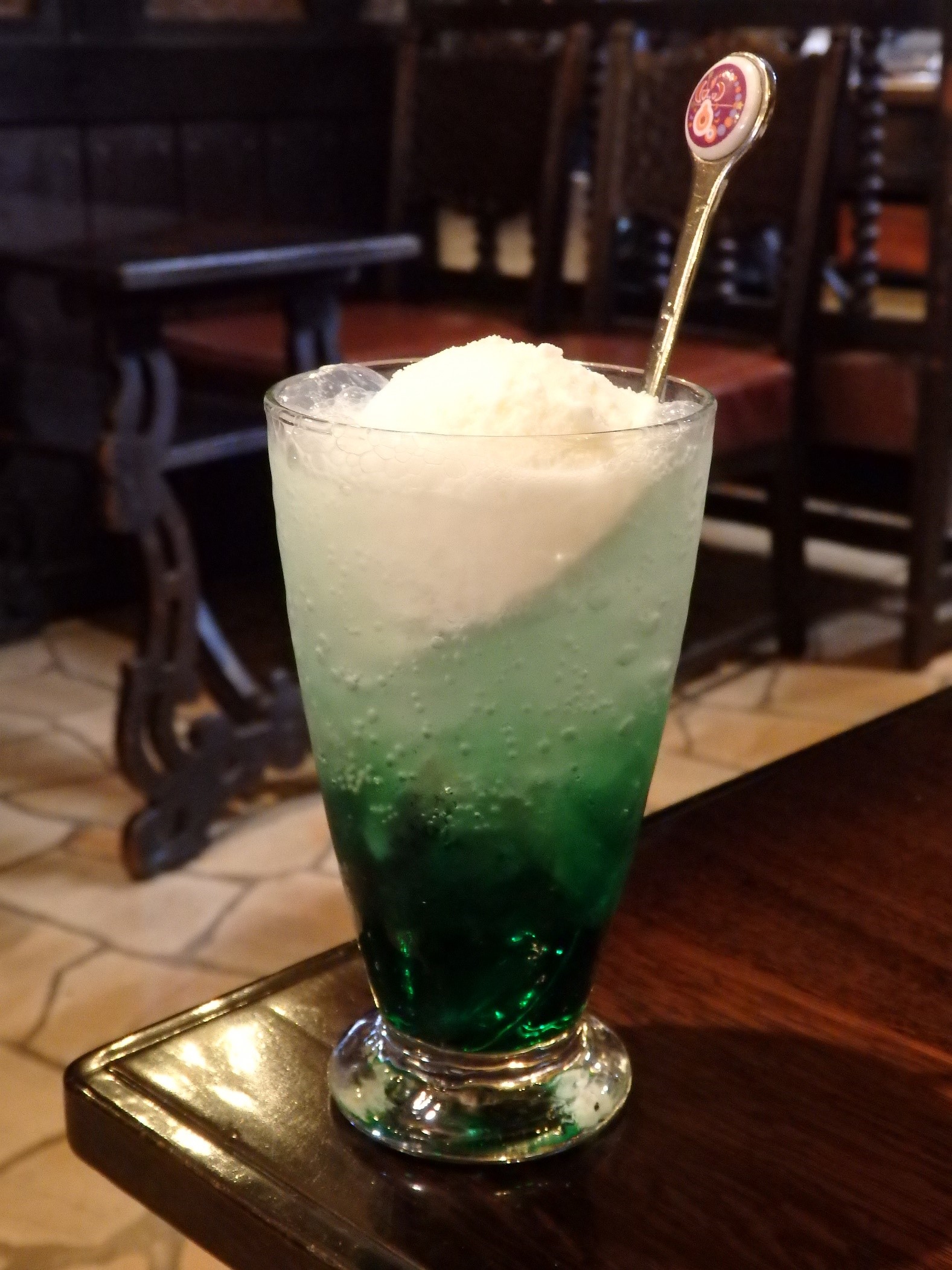 姫路駅近くの純喫茶「茶房大陸」のクリームソーダ