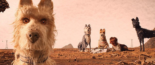 ウェス・アンダーソン監督映画『犬ヶ島』の荒野に5頭の犬がいるシーン