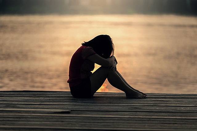恋人がいないことについての周りの反応に悩む女性の画像