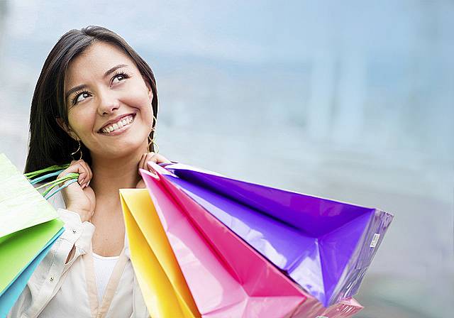 買い物をしている女性の写真