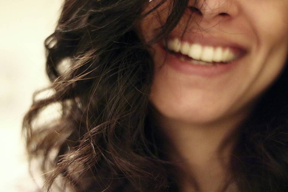 女性が笑顔でいる写真