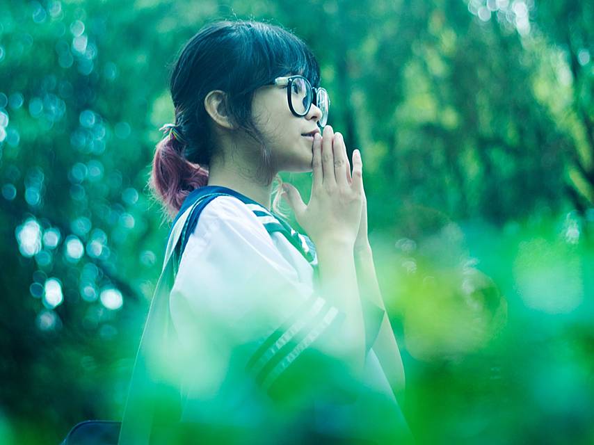 女性が物思いに耽る写真