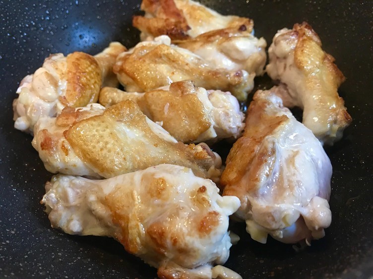 鶏手羽の黒酢煮生青海苔と豆腐の中華スープの画像