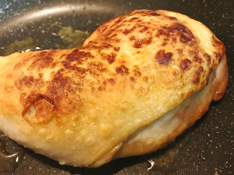 炊飯器で鶏もも肉を炊き込むあっさりチキンライス