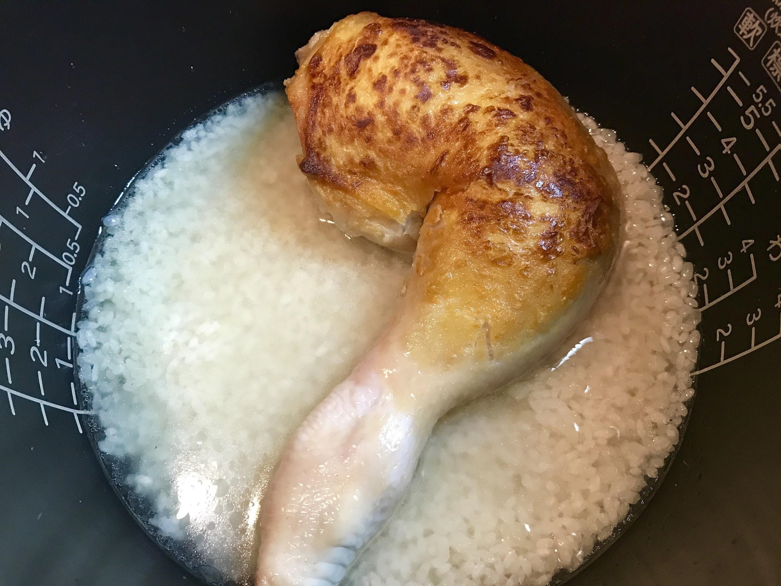 炊飯器で鶏もも肉を炊き込むあっさりチキンライス