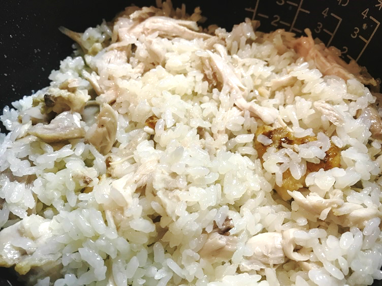 炊飯器で鶏もも肉を炊き込むあっさりチキンライス