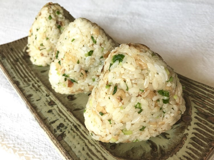 恋人も喜ぶ簡単シメご飯「たぬきむすび」の画像