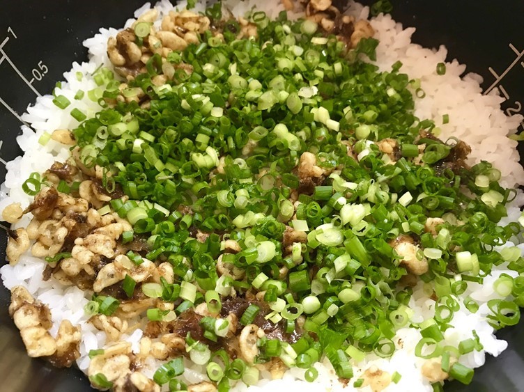 恋人も喜ぶ簡単シメご飯「たぬきむすび」の作り方画像③