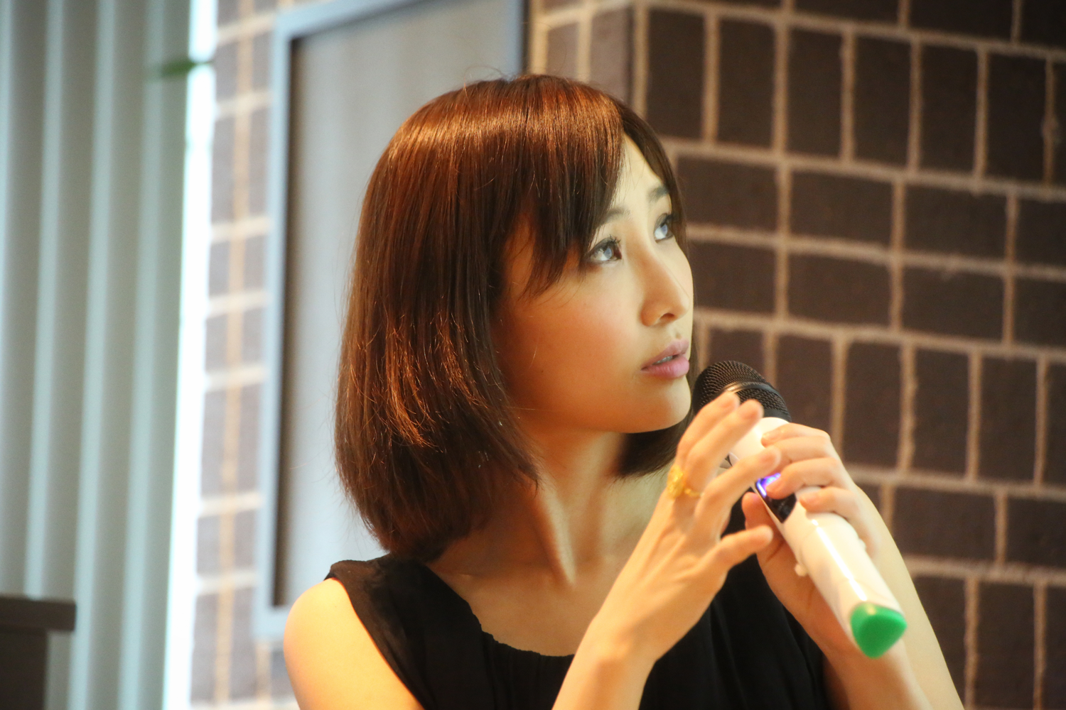 女性の魅力についてトークするはあちゅうさんと峰なゆかさんの写真