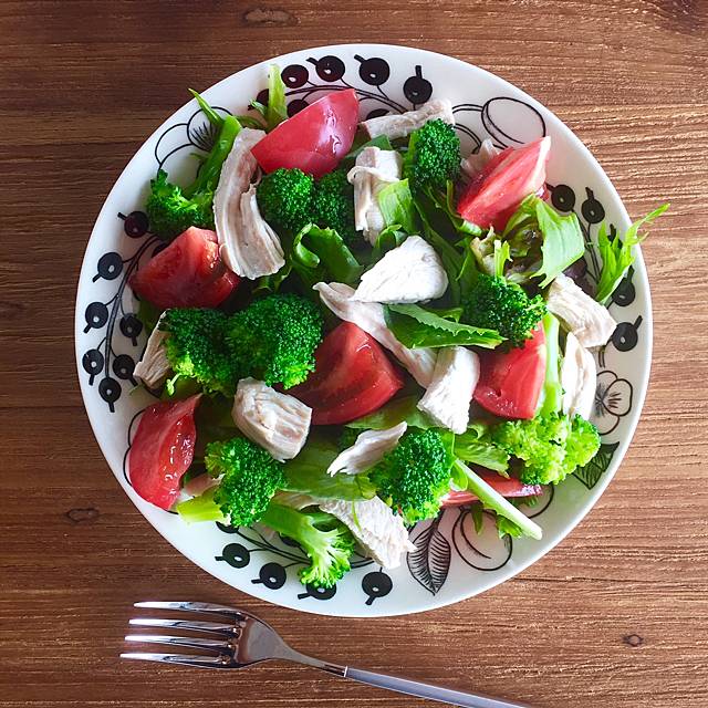 昼食:鶏むね肉と野菜のもりもりサラダ画像