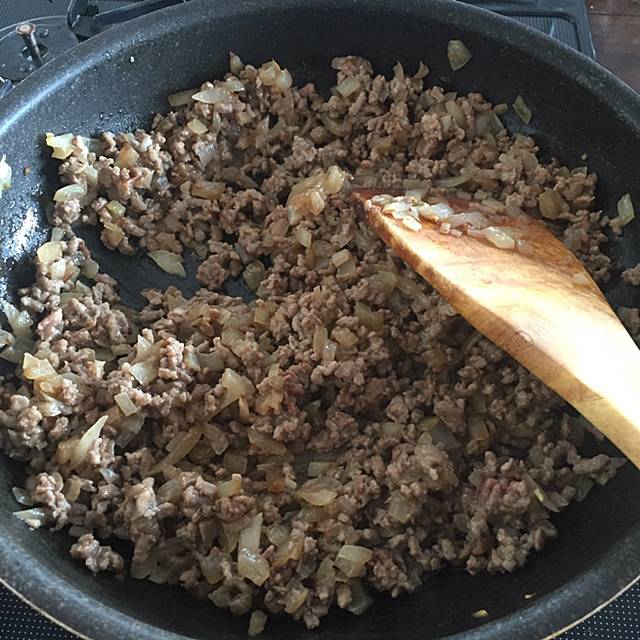 オリーブオイルを熱したフライパンで茄子を両面焼きし、挽肉を炒める画像
