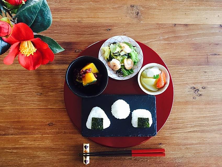 太田みお 厄除けごはん 塩むすび かぼちゃと小豆のいとこ煮 海老とキャベツの塩昆布炒め 桃と苺の牛乳寒天 新年 レシピ 縁起 運気