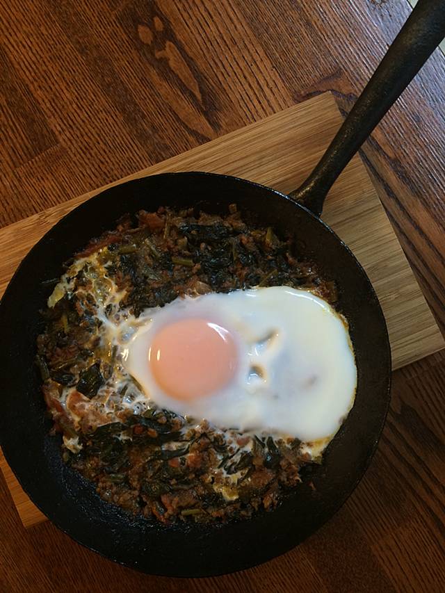 ツレヅレハナコの一人呑み晩酌カンタントマトとひき肉の卵落としおつまみレシピ